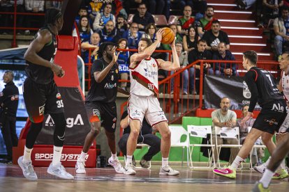 Imagen del partido entre el Grupo Alega Cantabria y Silbö San Pablo Burgos.