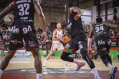 Imagen del partido entre el Grupo Alega Cantabria y Silbö San Pablo Burgos.