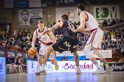 Imagen del partido entre el Grupo Alega Cantabria y Silbö San Pablo Burgos.