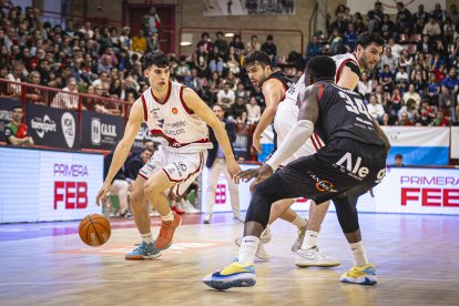 Imagen del partido entre el Grupo Alega Cantabria y Silbö San Pablo Burgos.