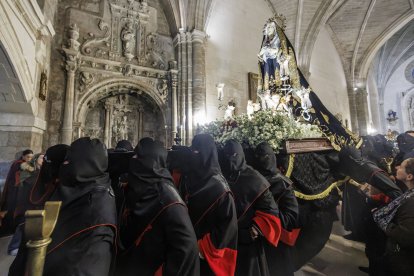 La lluvia obligó a celebrar el acto religioso en Santa Águeda.