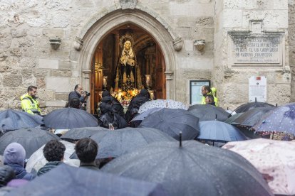 La lluvia obligó a celebrar el acto religioso en Santa Águeda.