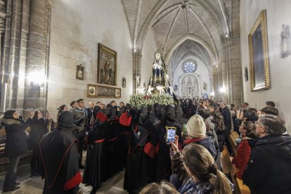 La lluvia obligó a celebrar el acto religioso en Santa Águeda.