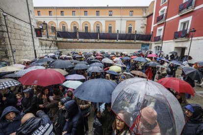 La lluvia obligó a celebrar el acto religioso en Santa Águeda.