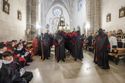La lluvia obligó a celebrar el acto religioso en Santa Águeda.