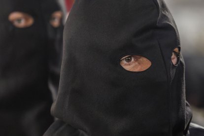 La lluvia obligó a celebrar el acto religioso en Santa Águeda.