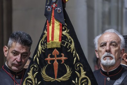 La lluvia obligó a celebrar el acto religioso en Santa Águeda.