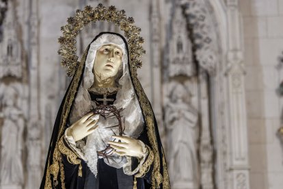 La lluvia obligó a celebrar el acto religioso en Santa Águeda.