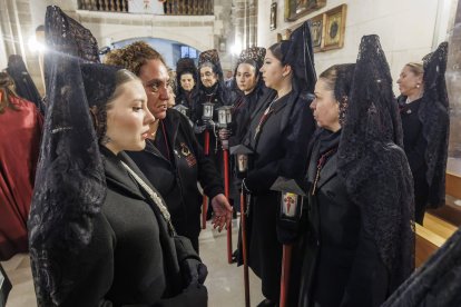 La lluvia obligó a celebrar el acto religioso en Santa Águeda.
