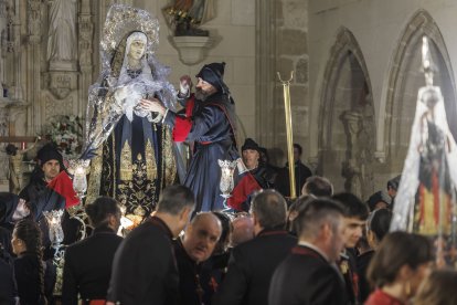 La lluvia obligó a celebrar el acto religioso en Santa Águeda.