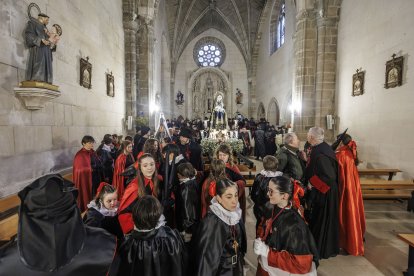 La lluvia obligó a celebrar el acto religioso en Santa Águeda.