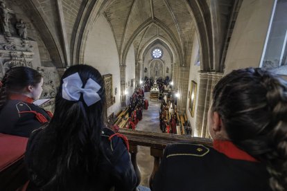 La lluvia obligó a celebrar el acto religioso en Santa Águeda.