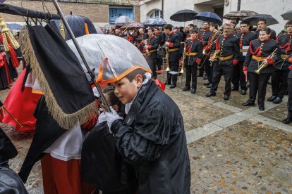 La lluvia obligó a celebrar el acto religioso en Santa Águeda.