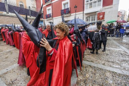 La lluvia obligó a celebrar el acto religioso en Santa Águeda.