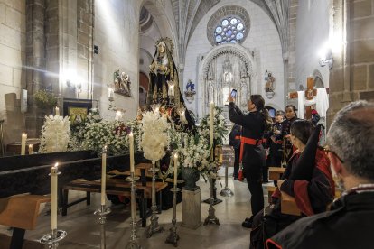 La lluvia obligó a celebrar el acto religioso en Santa Águeda.