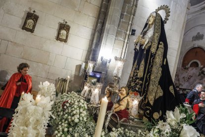 La lluvia obligó a celebrar el acto religioso en Santa Águeda.