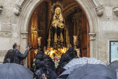 La lluvia obligó a celebrar el acto religioso en Santa Águeda.