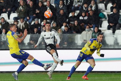 Imagen del partido entre el Burgos CF y el Cádiz.