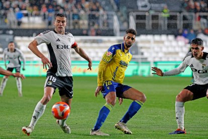 Imagen del partido entre el Burgos CF y el Cádiz.