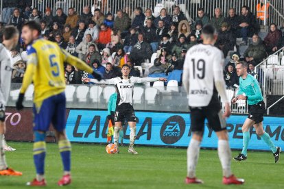 Imagen del partido entre el Burgos CF y el Cádiz.