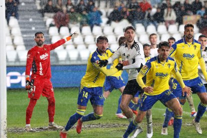 Imagen del partido entre el Burgos CF y el Cádiz.