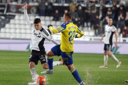 Imagen del partido entre el Burgos CF y el Cádiz.