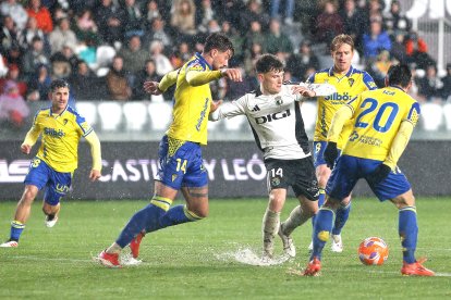 Imagen del partido entre el Burgos CF y el Cádiz.