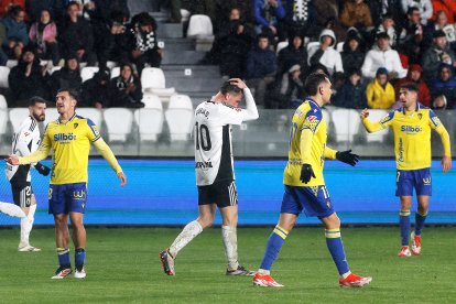 Imagen del partido entre el Burgos CF y el Cádiz.