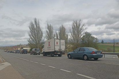 Colas de vehículos en la N-I en Monasterio de Rodilla.