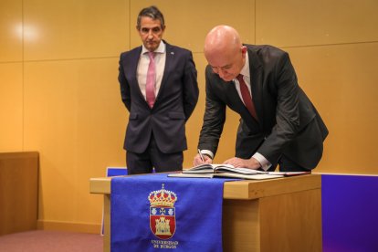 El rector, José Miguel García, rubrica el nombramiento.