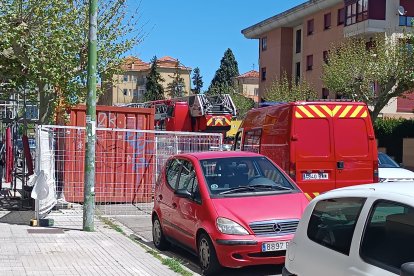 Intervención de los bomberos en la calle Vitoria por el apagón eléctrico que afecta a toda España.