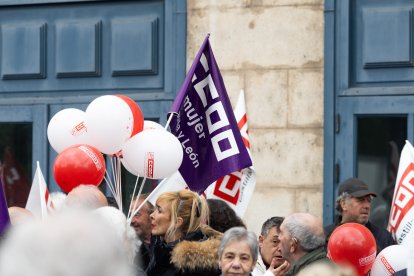 Un momento del recorrido por las calles de Burgos, en el que la lluvia hizo acto de presencia.