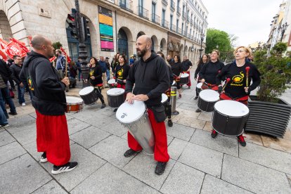 Un momento del recorrido por las calles de Burgos, en el que la lluvia hizo acto de presencia.