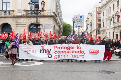 Un momento del recorrido por las calles de Burgos, en el que la lluvia hizo acto de presencia.