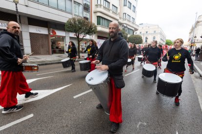 Un momento del recorrido por las calles de Burgos, en el que la lluvia hizo acto de presencia.