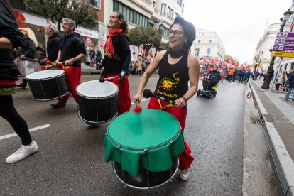 Un momento del recorrido por las calles de Burgos, en el que la lluvia hizo acto de presencia.