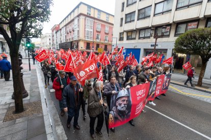 Un momento del recorrido por las calles de Burgos, en el que la lluvia hizo acto de presencia.