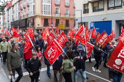 Un momento del recorrido por las calles de Burgos, en el que la lluvia hizo acto de presencia.