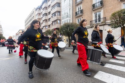 Un momento del recorrido por las calles de Burgos, en el que la lluvia hizo acto de presencia.