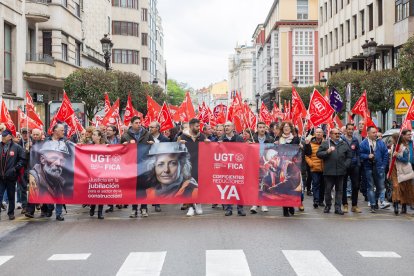 Un momento del recorrido por las calles de Burgos, en el que la lluvia hizo acto de presencia.
