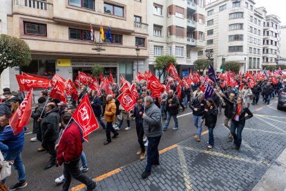 Un momento del recorrido por las calles de Burgos, en el que la lluvia hizo acto de presencia.