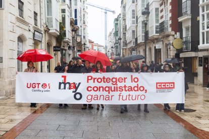 Un momento del recorrido por las calles de Burgos, en el que la lluvia hizo acto de presencia.