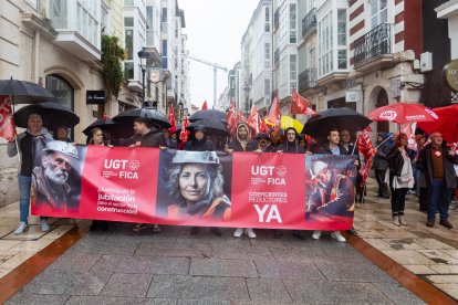 Un momento del recorrido por las calles de Burgos, en el que la lluvia hizo acto de presencia.