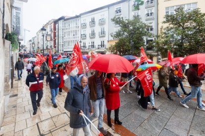 Un momento del recorrido por las calles de Burgos, en el que la lluvia hizo acto de presencia.
