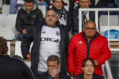Imagen de aficionados en el partido entre el Burgos CF y el Elche.