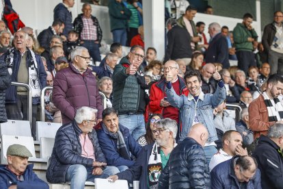 Imagen de aficionados en el partido entre el Burgos CF y el Elche.