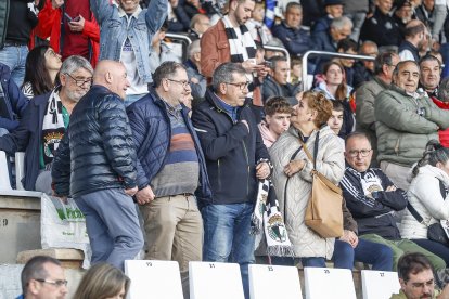 Imagen de aficionados en el partido entre el Burgos CF y el Elche.
