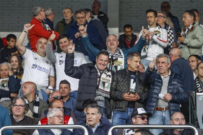 Imagen de aficionados en el partido entre el Burgos CF y el Elche.