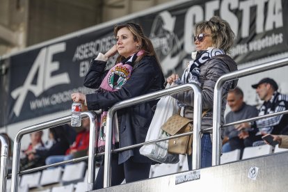 Imagen de aficionadas en el partido entre el Burgos CF y el Elche.