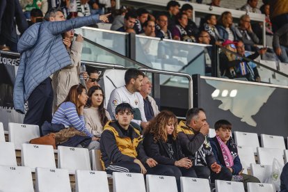 Imagen de aficionados en el partido entre el Burgos CF y el Elche.